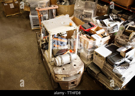 High angle view of worker driving forklift in recycling plant Banque D'Images