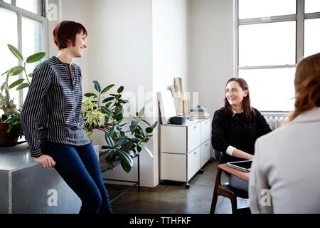 Des collègues de sexe féminin ayant discussion dans creative office Banque D'Images