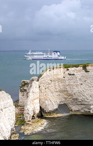 Un Ferry Bretagne Old Harry Rocks passant à Handfast Point, à l'île de Purbeck, Jurassic Coast, Site du patrimoine mondial de l'UNESCO dans le Dorset, Angleterre, RU Banque D'Images