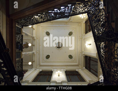 Escalier principal néoclassique de l'ancien palais de Assicurazioni Generali à la place Venceslas (Václavské náměstí) à Prague, République tchèque. Franz Kafka est allé en haut et en bas l'escalier lorsqu'il a travaillé dans la direction de Prague de la compagnie d'assurance Generali Assicurazioni de 1907 à 1908. Le palais est ouvert au public pendant l'Open House Prague Festival les 18 et 19 mai 2019. Banque D'Images