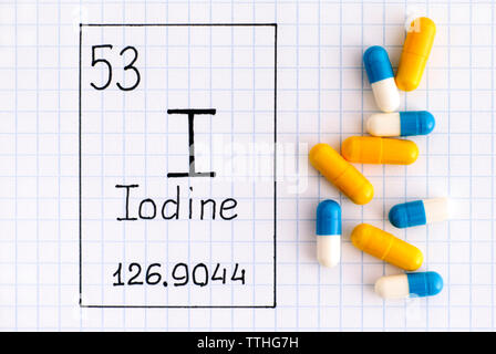 L'élément chimique de l'écriture je l'iode avec certaines pilules. Close-up. Banque D'Images