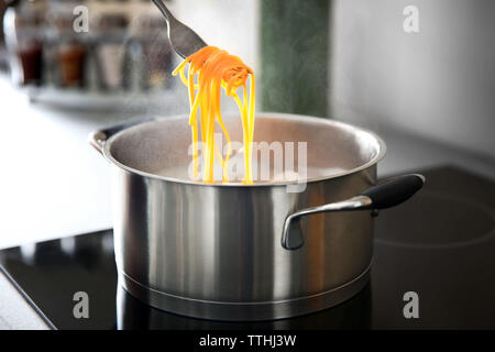 Laminés sur les pâtes plus de fourche moule sur cuisinière dans la cuisine Banque D'Images