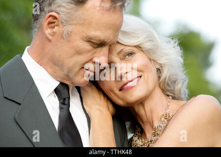 Close-up of senior woman reposant sur l'épaule de l'homme Banque D'Images