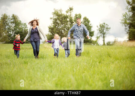 Happy Family enjoying on grassy field Banque D'Images