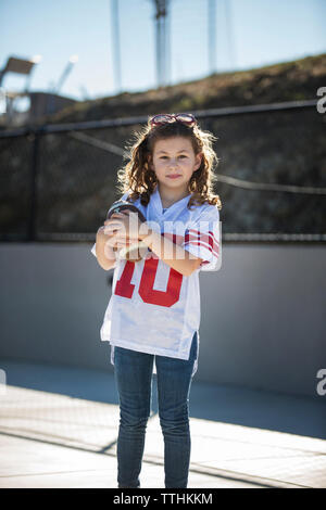 Portrait of Girl holding football sur sunny day Banque D'Images