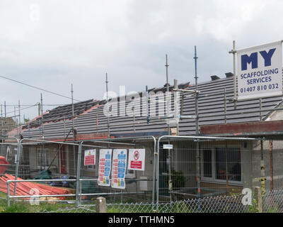 L'autorité locale ayant des propriétés résident âgé un énorme cher makeover y compris le renouvellement de la toiture Banque D'Images
