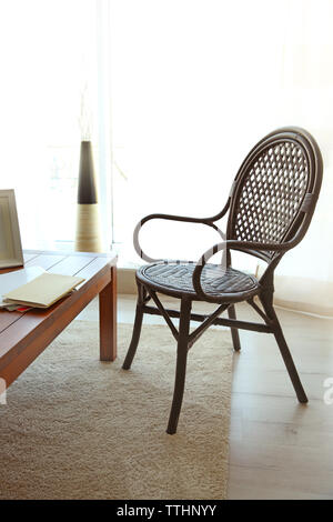 Salon moderne de l'intérieur. Chaise à côté de table en bois. Banque D'Images