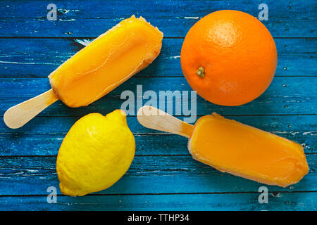 Vue de dessus de l'orange et citron à sucettes glacées sur table Banque D'Images