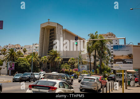 Casablanca, Maroc - 15 juin 2019 : embouteillage en face de l'église de Notre Damme de Lourdes Banque D'Images