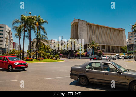 Casablanca, Maroc - 15 juin 2019 : embouteillage en face de l'église de Notre Damme de Lourdes Banque D'Images