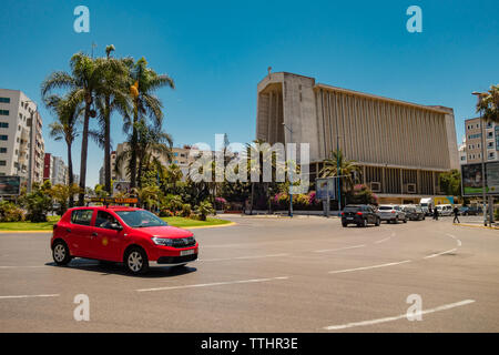 Casablanca, Maroc - 15 juin 2019 : embouteillage en face de l'église de Notre Damme de Lourdes Banque D'Images