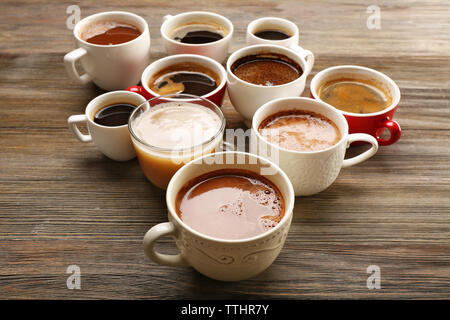 Des tasses de café sur fond de bois Banque D'Images