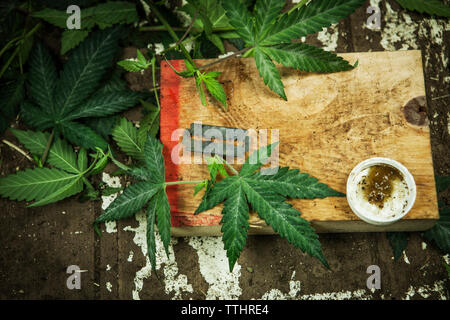 Vue de dessus de feuilles de cannabis et la lame sur la table Banque D'Images