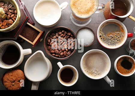 Différents types de café dans des gobelets sur la table sombre, vue du dessus Banque D'Images