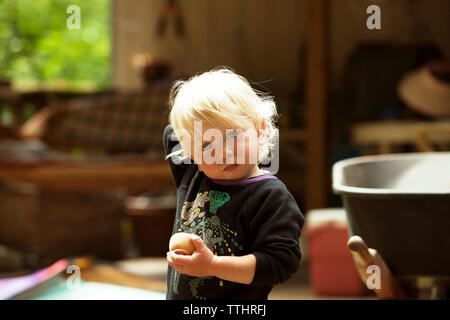 Portrait of cute boy avec la main derrière la tête Banque D'Images