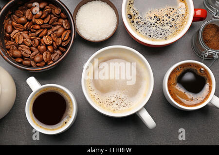 Différents types de café dans des gobelets sur la table sombre, vue du dessus Banque D'Images