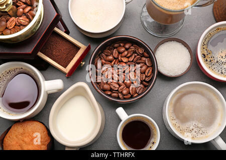 Différents types de café dans des gobelets sur la table sombre, vue du dessus Banque D'Images