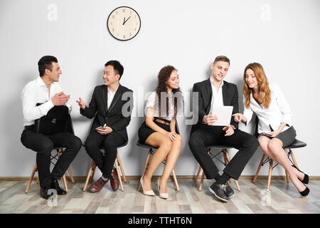 Groupe de personnes en attente d'interview à l'intérieur Banque D'Images