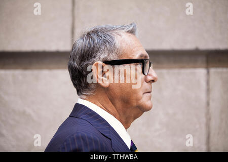 Vue latérale du senior businessman Banque D'Images