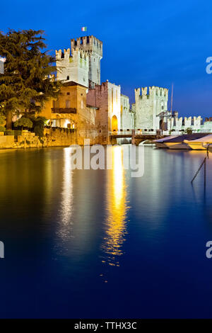 Le château de Scaligero à Sirmione se reflète dans le lac de Garde. Province de Brescia, Lombardie, Italie, Europe. Banque D'Images