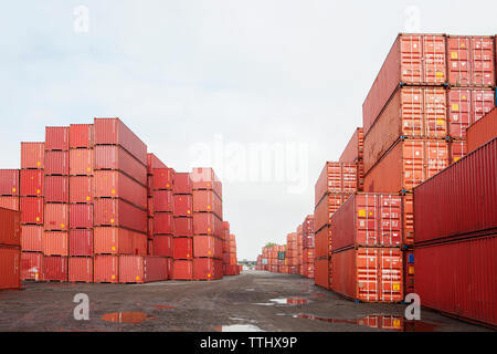 Cargo Containers at commercial dock Banque D'Images