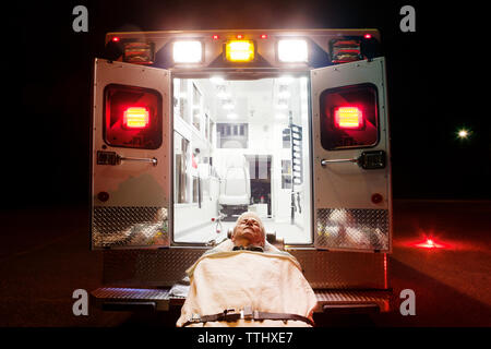 Patient lying on hospital gurney en ambulance. Banque D'Images