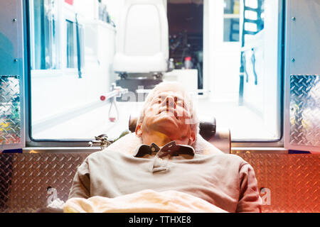 Close-up of patient allongé sur le brancard de l'hôpital en ambulance. Banque D'Images