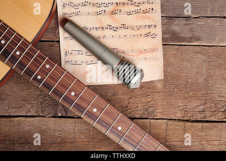 Guitare et microphone sur fond de bois Banque D'Images