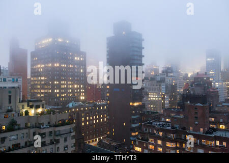 Carénages de brouillard à Midtown Manhattan, New York, USA nuit Banque D'Images