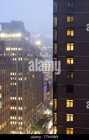 Carénages de brouillard à Midtown Manhattan, New York, USA nuit Banque D'Images