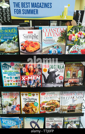 Stand Magazine avec des couvertures de magazines, NYC, USA Banque D'Images