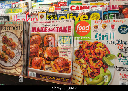 Stand Magazine avec des couvertures de magazines, NYC, USA Banque D'Images