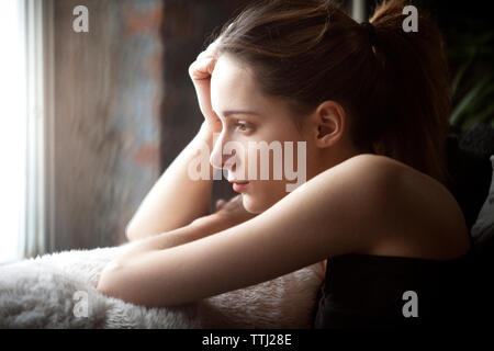 Vue latérale du thoughtful woman looking away Banque D'Images