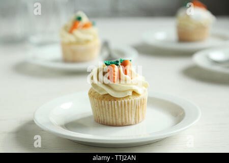 Composition avec cupcake de Pâques sur fond de bois Banque D'Images