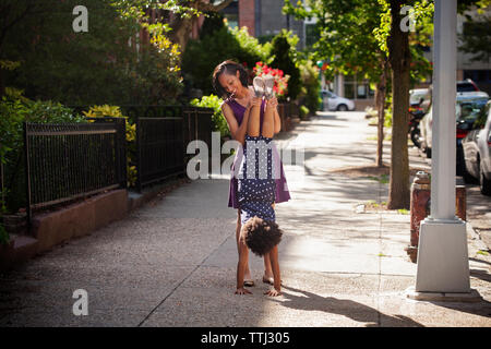 Aider la mère fille pour pratiquer du statif sur sentier Banque D'Images