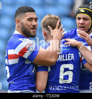 Salford, Royaume-Uni, 2019 16 6. 16 juin 2019. Stade AJ Bell, Salford, Angleterre ; Rugby League Super League Betfred, Salford Red Devils vs Wakefield Trinity ; Kelepi Tanginoa célèbre Jacob Miller essayer. Dean Williams/RugbyPixUK Banque D'Images