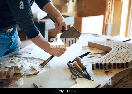 Au milieu du bois de cisèlement carpenter in workshop Banque D'Images