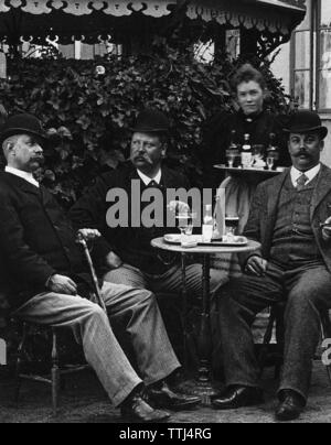 Le mode de vie des hommes au début du 20ème siècle. Trois hommes sont assis à une table dans un restaurant bénéficiant d''un verre de bière. Ils sont tous trois généralement bien habillé et chapeaux sont sur. Suède 1800-1900 BV67-3 Banque D'Images
