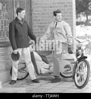 La mode des hommes dans les années 1950. Décrit comme la mode du moteur et convient d'utiliser lors de la conduite des cyclomoteurs et motos. Pantalons et vestes durables. Fevrier 1959 Suède Banque D'Images