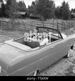 La conduite dans les années 1950. Un jeune couple dans leur Ford Zephyr convertible. C'est une journée d'été et un grand jour pour un lecteur avec leur nouvelle voiture. La Suède Juin 1955 Banque D'Images