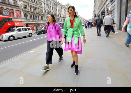 Londres, Angleterre, Royaume-Uni. Deux femmes asiatiques habillés de couleurs vives dans Regent Street Banque D'Images