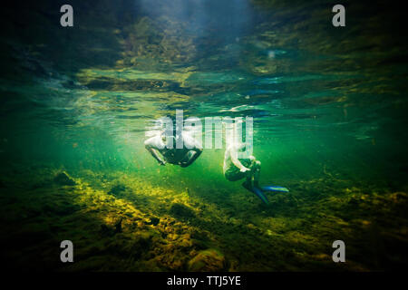 Les amis de la plongée avec tuba dans la mer Banque D'Images