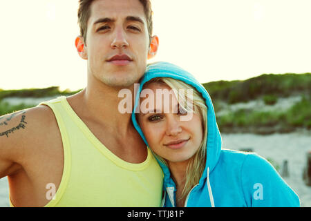 Portrait de couple at beach Banque D'Images