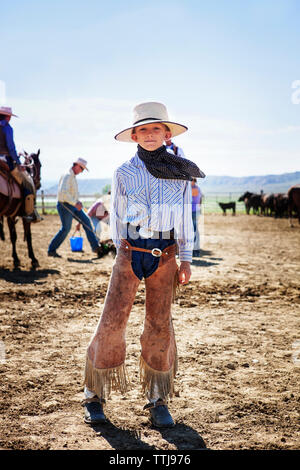 Portrait of boy standing in ranch Banque D'Images
