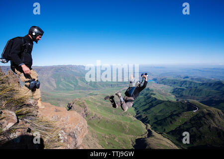 Man ami parachute ouverture en se tenant sur le mountain Banque D'Images