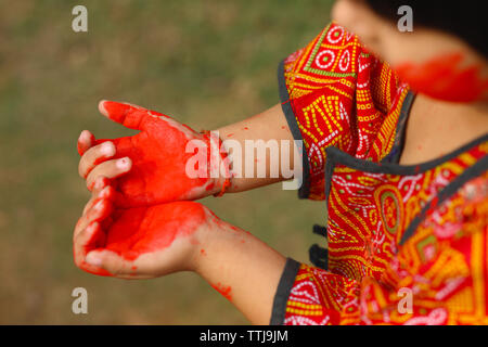 Indian girl célébrant holi festival Banque D'Images