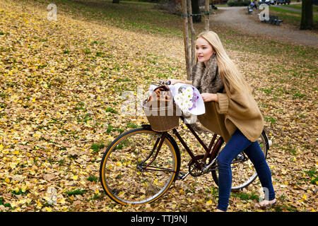 Femme avec location sur terrain Banque D'Images