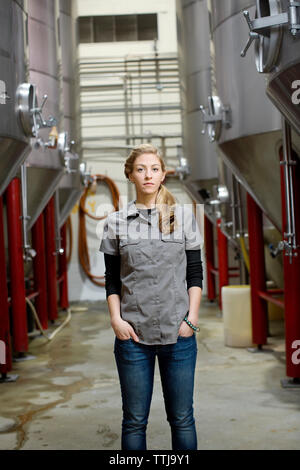 Portrait of female worker standing at brewery Banque D'Images