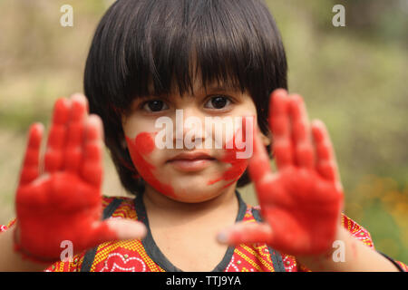 Indian girl célébrant holi festival Banque D'Images