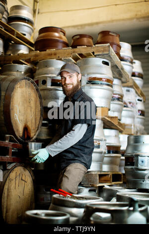 Portrait de l'homme dépose la bière de baril à Brewery Banque D'Images